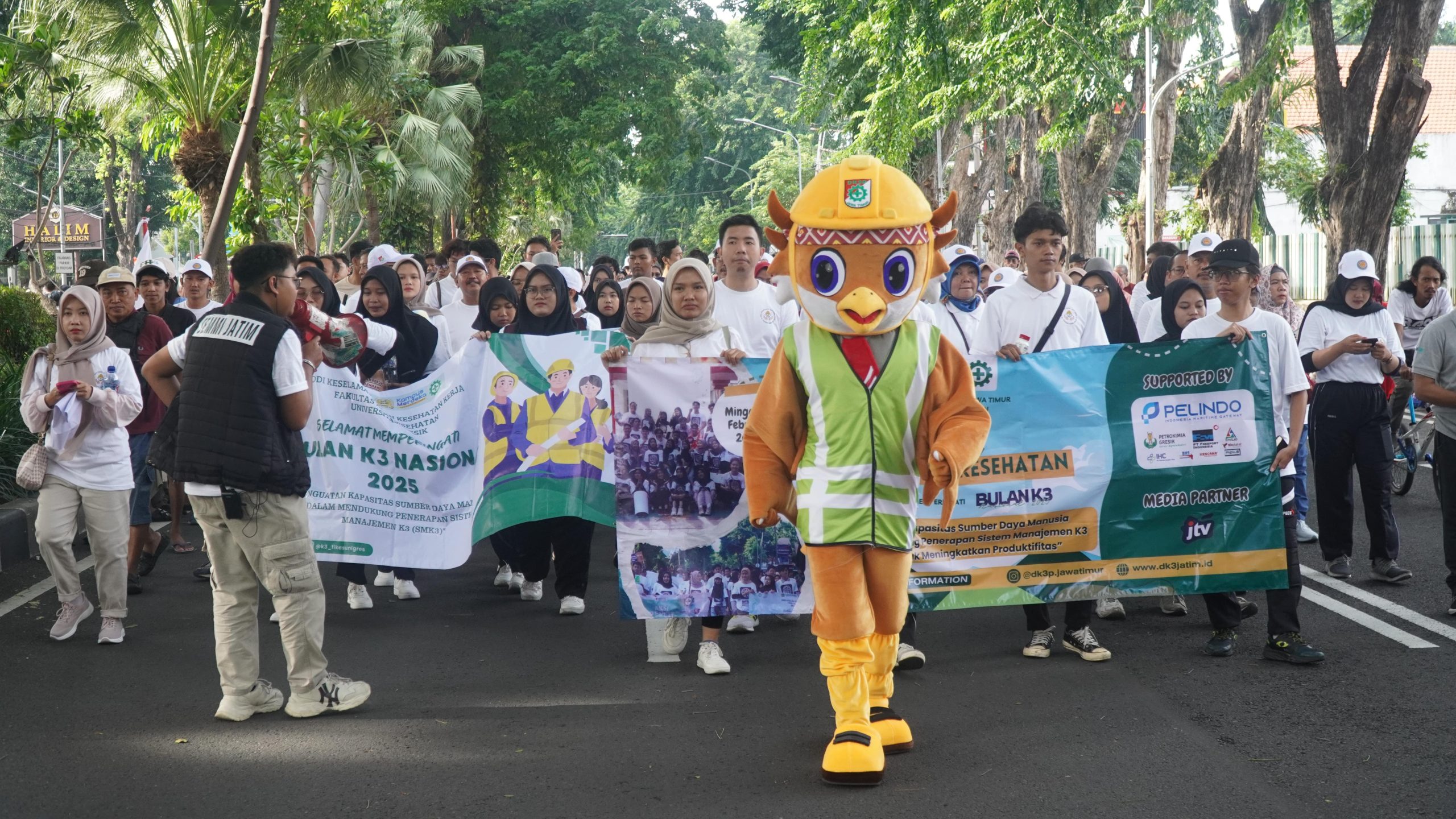 Funwalk dan Cek Kesehatan Gratis DK3P Jawa Timur Semarakkan CFD Jalan Darmo dalam Rangka Memeriahkan Bulan K3 Nasional 2025